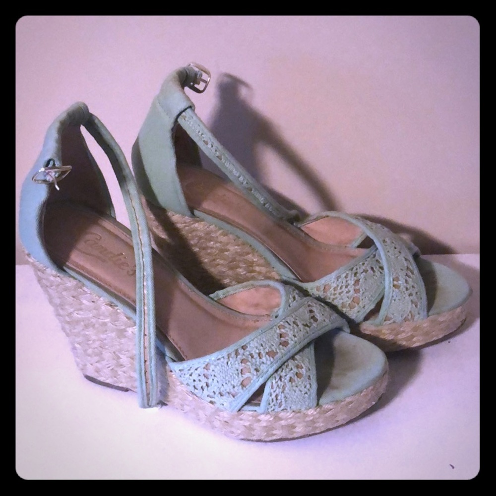 Light blue wedges